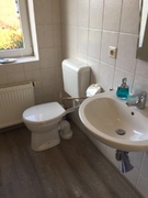 Waschbecken u. Toilette